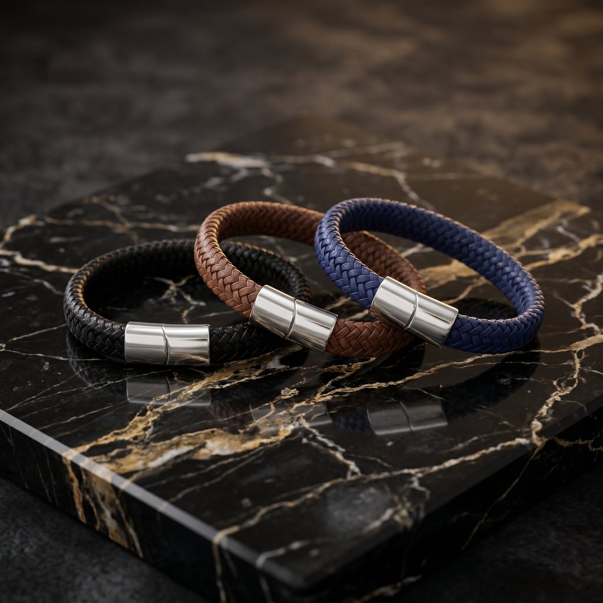 Lundholm Lars Heren Armband Leer Gevlochten 3 Kleuren Blauw Bruin Zwart Sfeerfoto Marmer