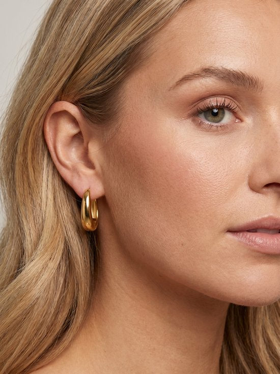 Lundholm Lea goud chunky oorringen detail — luxe creole gold PVD plated dames