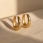 Lundholm Lea goud chunky oorringen close-up — stainless steel waterproof anti-allergie dames