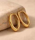 Lundholm Lea goud chunky oorringen sfeerbeeld — luxe Scandinavisch design dames