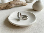 Lundholm Lea zilver chunky oorringen close-up — brede creole waterproof Scandinavisch design