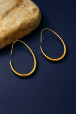 Lundholm Leanne goud oorhangers close-up — verfijnd geometrisch design Scandinavisch premium stainless steel