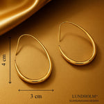 Lundholm Leanne goud oorbellen styling — luxe geometrisch design Scandinavisch dames
