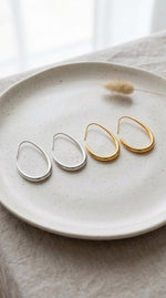 Vrouw draagt Lundholm Leanne zilver oorbel op het oor — geometrisch Scandinavisch design statement