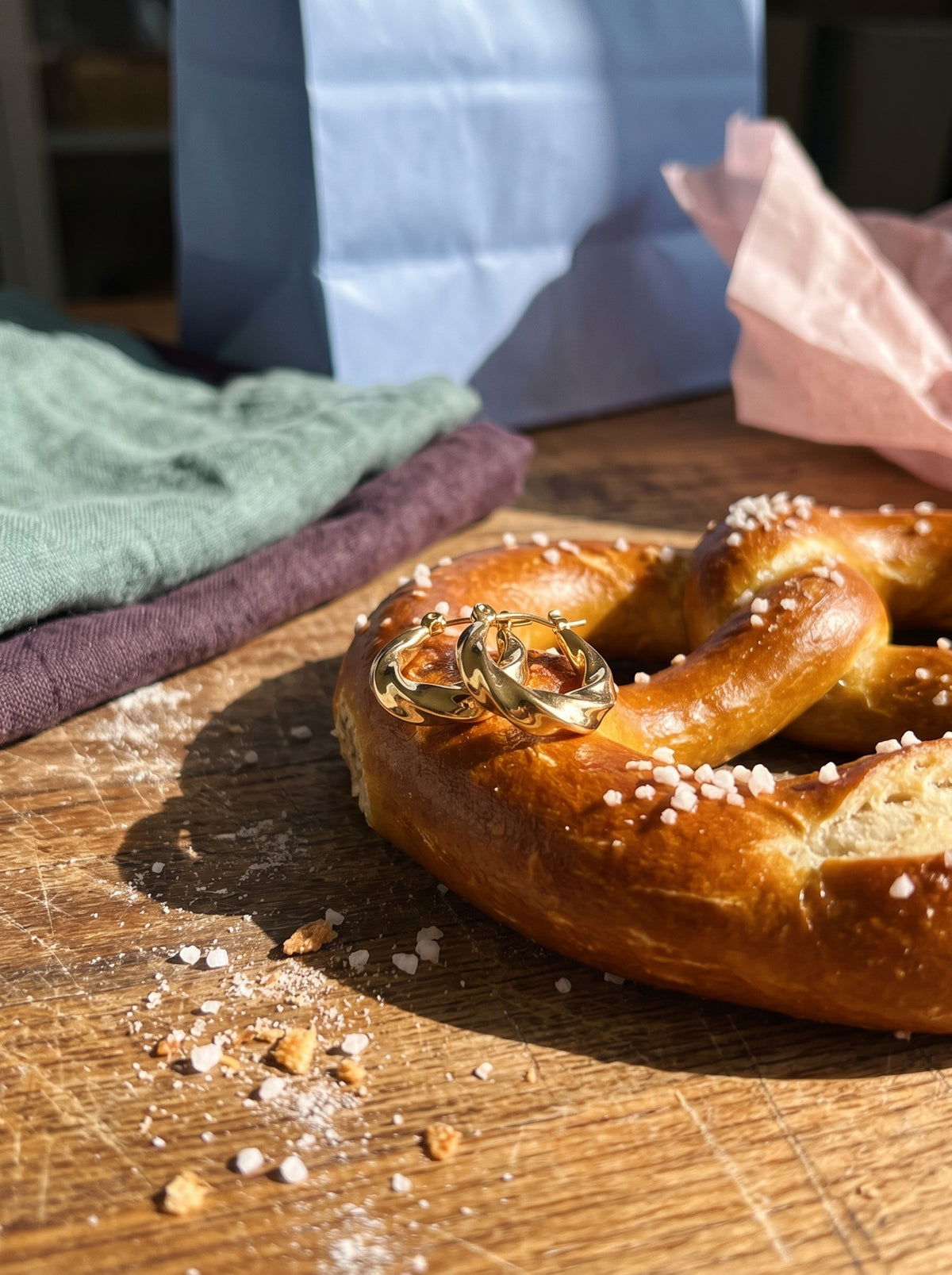 Lundholm Lexi chunky gedraaide oorringen goudkleurig op een zoute pretzel