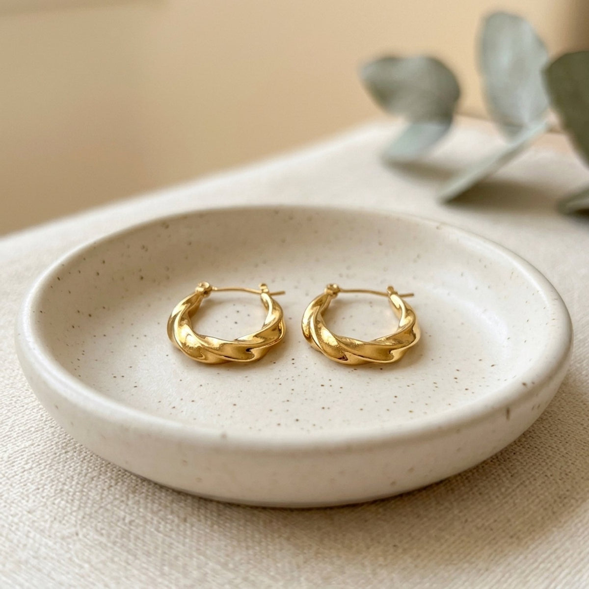 Detail Lundholm Lexi gedraaide oorring met klapsluiting