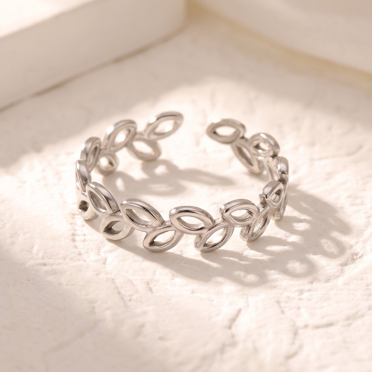 Lundholm Lieke ring dames zilverkleurig – opengewerkt bladdesign, stainless steel