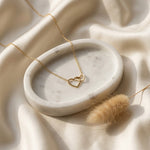 Lundholm Lieve goudkleurige ketting gedragen