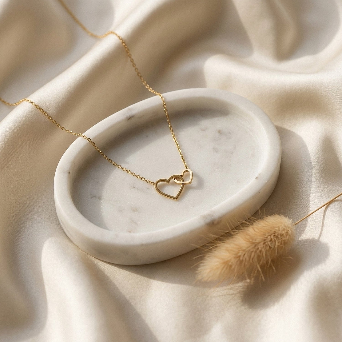 Lundholm Lieve goudkleurige ketting gedragen