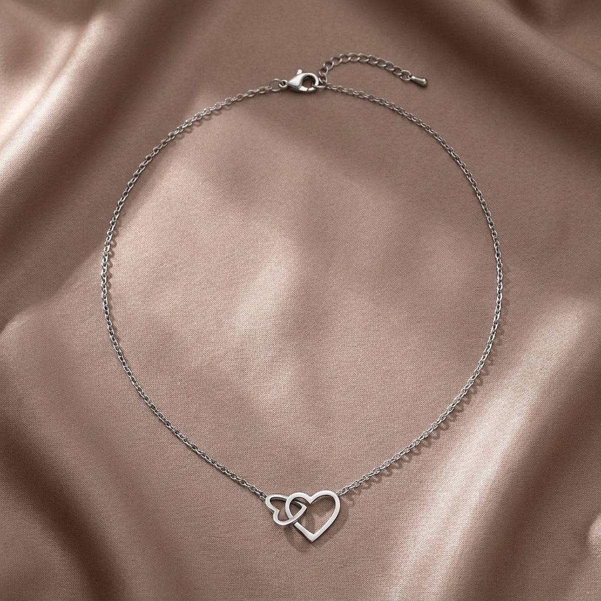 Lundholm Lieve zilverkleurige ketting gedragen