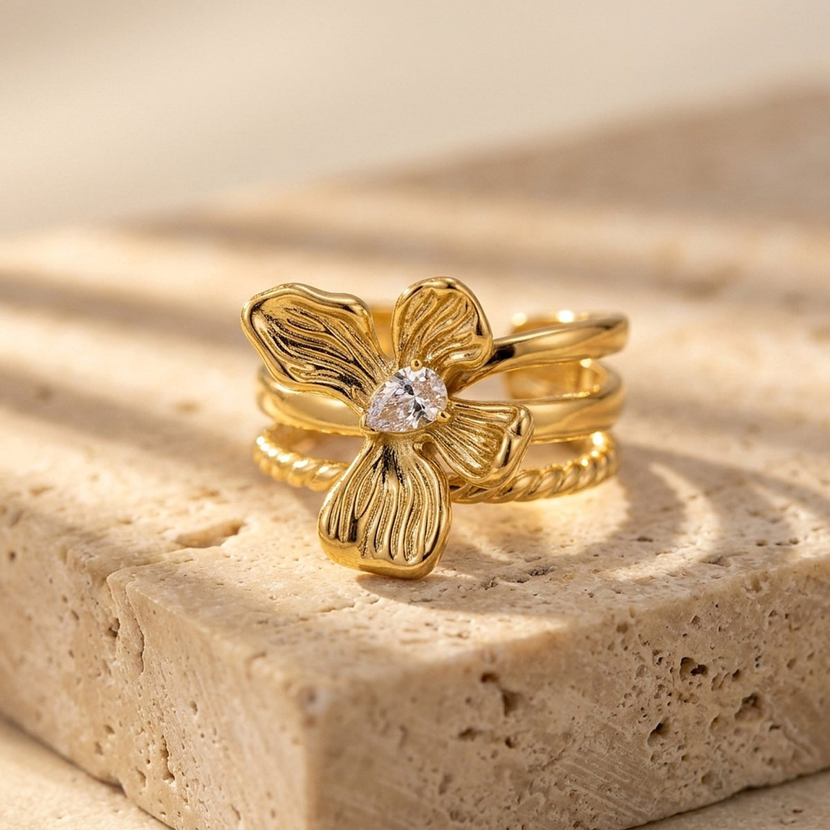 Close-up van de bewerkte bloemblaadjes en zirkonia druppel van de Lundholm Lily ring