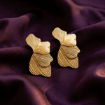 Lundholm Linden ginkgo blad oorbellen goudkleurig op plum satijn, twee identieke oorstekers