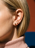 Oor met drie gaatjes met de Lundholm Liora ronde oorknopjes goudkleurig in 2, 3 en 4 mm