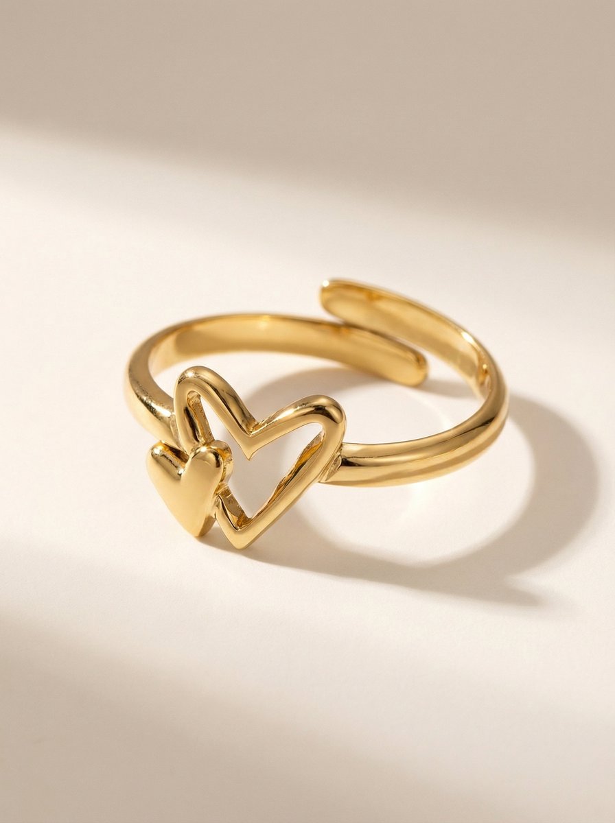 Lundholm Ljuv ring goudkleurig met dubbele hartjes verstelbaar one size, romantisch sieraad cadeau voor moederdag