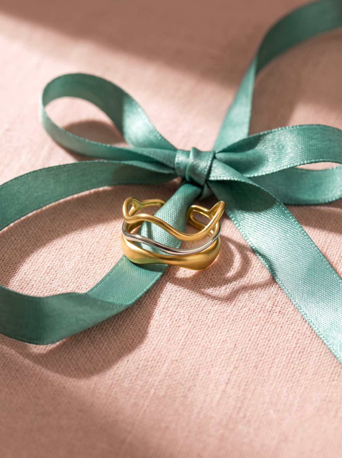Lundholm Lorijn verstelbare golfring tweekleurig goud en zilver aan een zeegroen satijnen lint