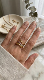 Lundholm Lorijn ring detail goud en zilver waves — gold plated stainless steel sieraad dames