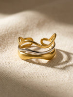 Lundholm Lorijn ring dames goud en zilver — verstelbare tweekleurige waves ring premium stainless steel Scandinavisch design