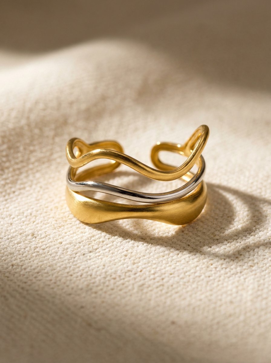 Lundholm Lorijn ring dames goud en zilver — verstelbare tweekleurige waves ring premium stainless steel Scandinavisch design