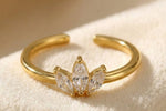 Lundholm Lotus ring met drie zirkonia steentjes in goudkleurig verstelbaar, macro productfoto sfeervol