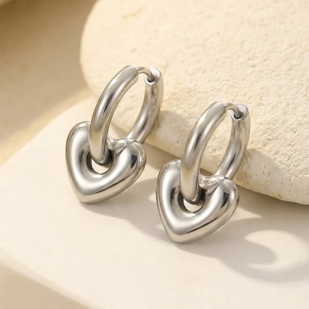 Lundholm Lovea oorbellen zilverkleurige hoepels met massieve hartjes hangers, romantisch sieraad cadeau voor vrouwen