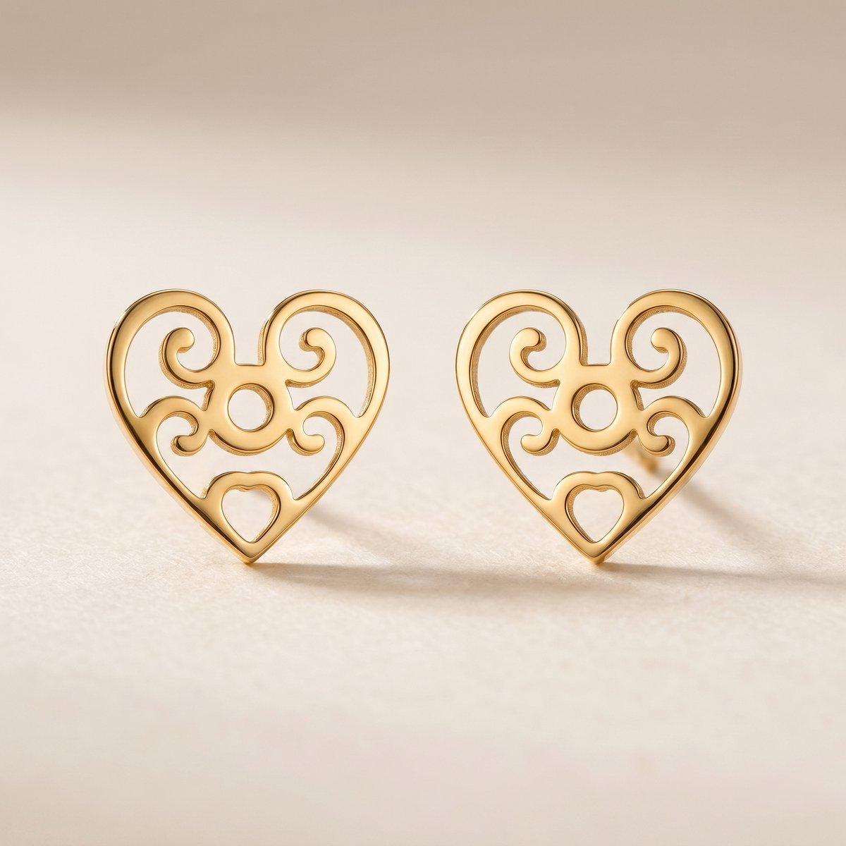 Lundholm Lovisa oorknopjes dames goudkleurig – opengewerkte hartjes, gold PVD stainless steel