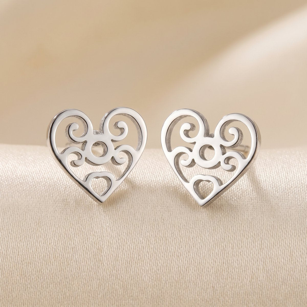 Lundholm Lovisa oorknopjes dames zilverkleurig – opengewerkte hartjes, stainless steel