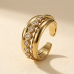Lundholm Luce ring dames goudkleurig – verstelbare drievoudige ring met zirkonia steentjes, premium stainless steel