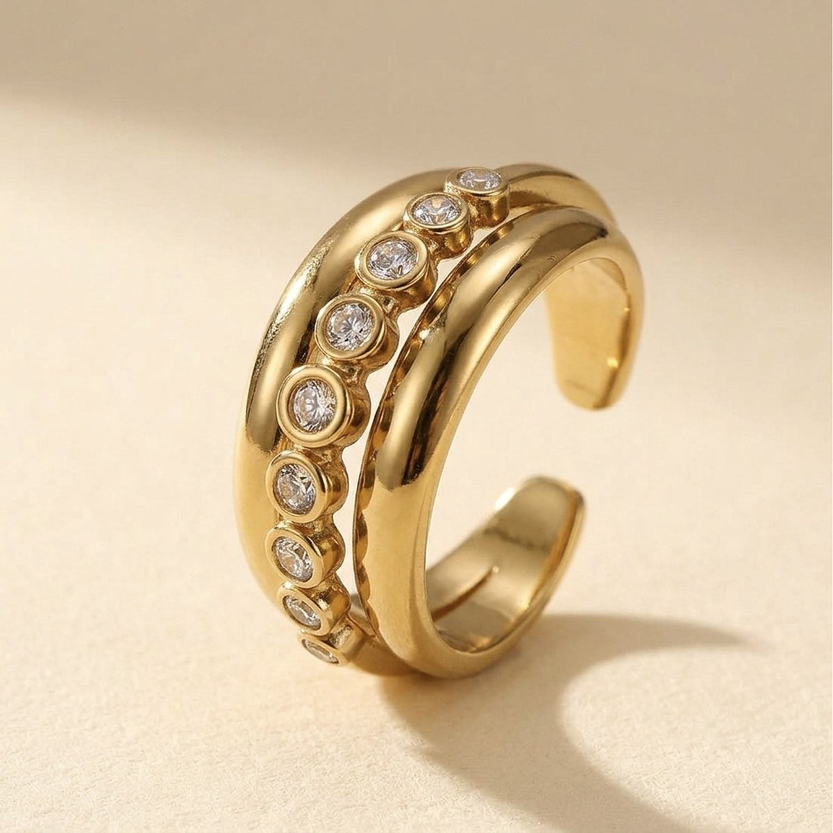 Lundholm Luce ring dames goudkleurig – verstelbare drievoudige ring met zirkonia steentjes, premium stainless steel