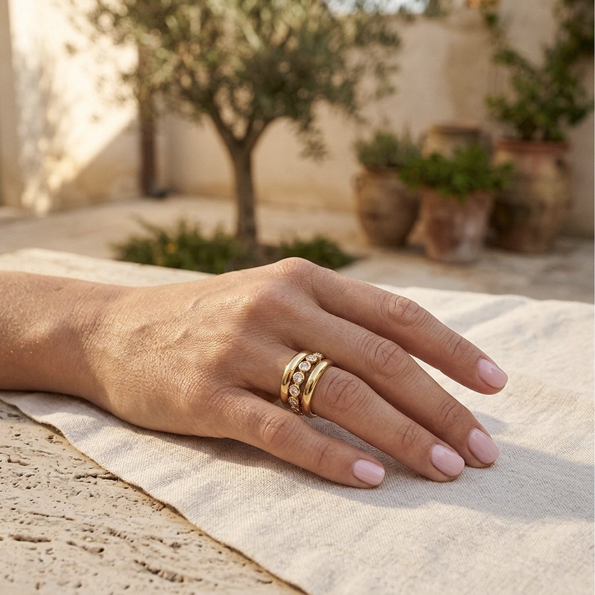 Lundholm Luce gouden ring met zirkonia gedragen aan de hand – stacked look in één ring