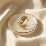 Lundholm Luce goudkleurige ring met zirkonia in een wit schaaltje – cadeau voor haar