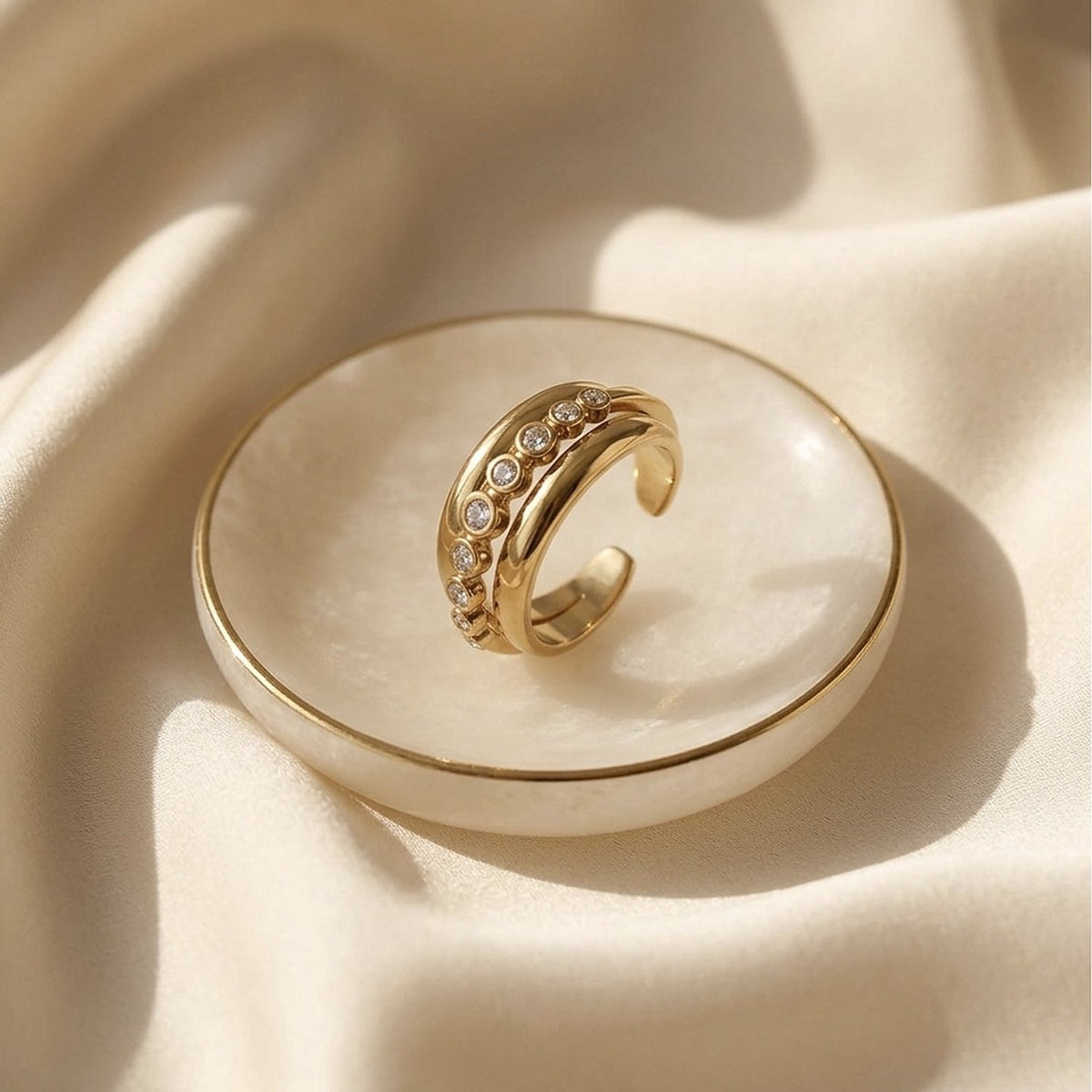 Lundholm Luce goudkleurige ring met zirkonia in een wit schaaltje – cadeau voor haar