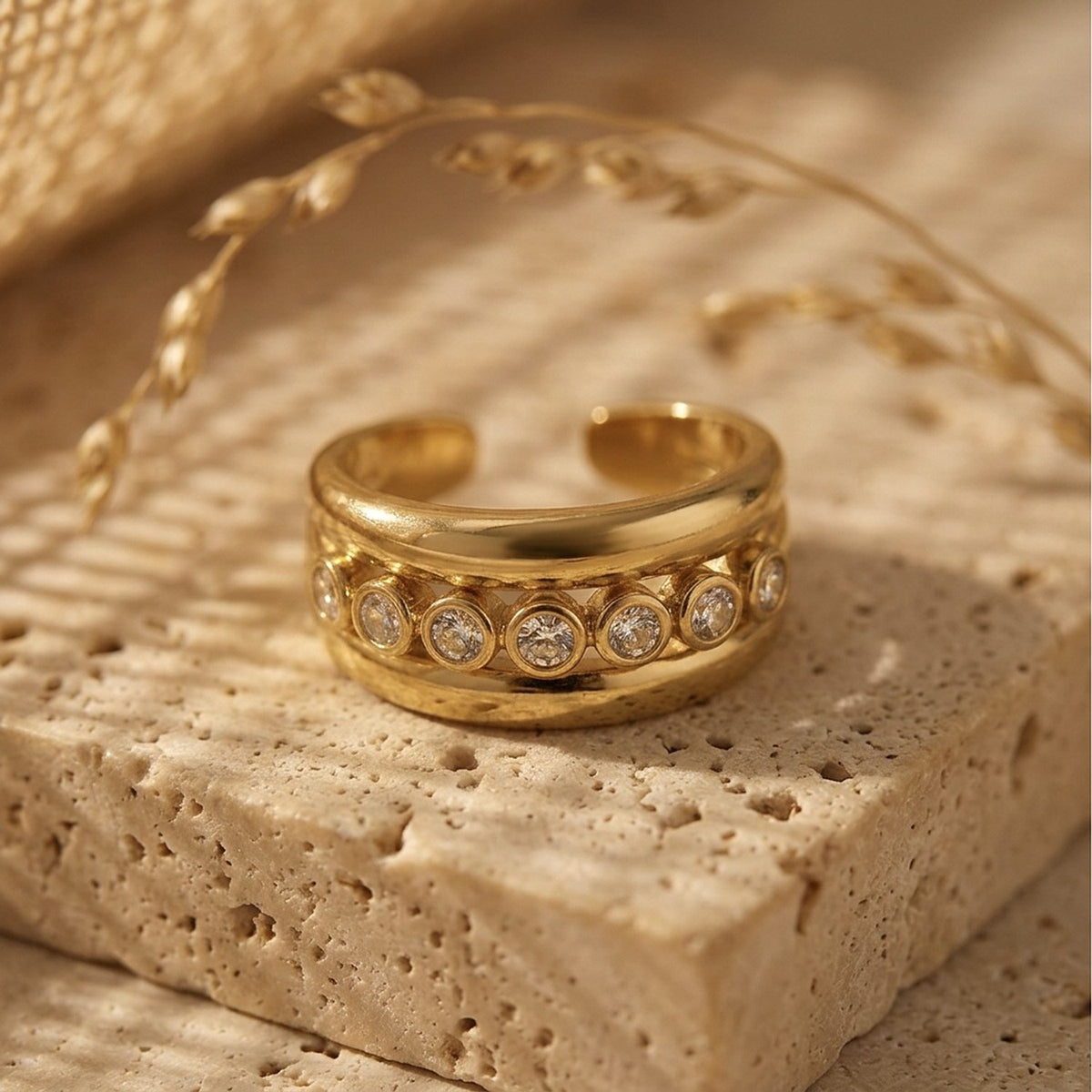 Lundholm Luce goudkleurige statement ring met zirkonia op natuursteen