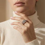 Lundholm Luce zilveren ring met zirkonia gedragen aan de hand – stacked look in één ring
