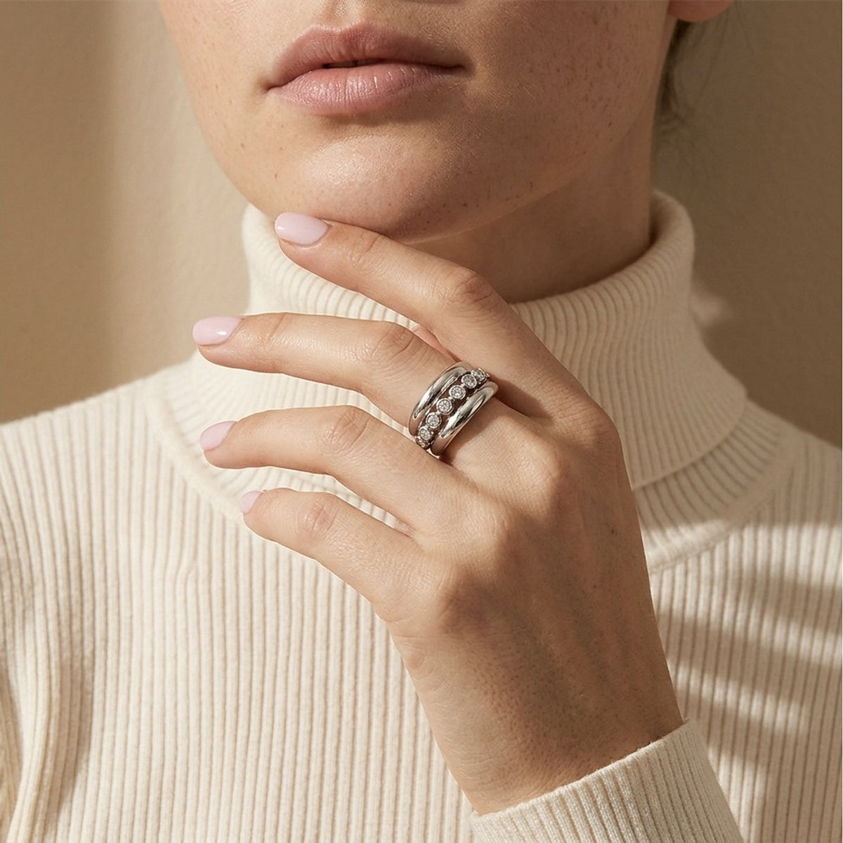 Lundholm Luce zilveren ring met zirkonia gedragen aan de hand – stacked look in één ring