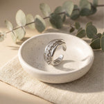 Lundholm Luce zilverkleurige drievoudige ring in een wit schaaltje met eucalyptus – cadeau voor haar