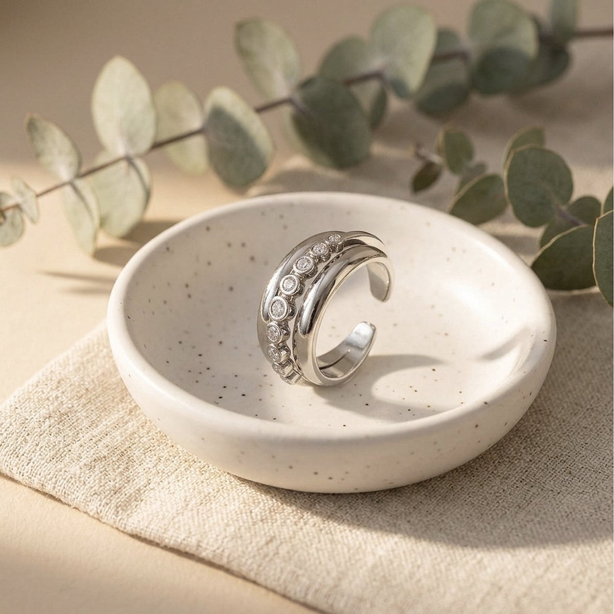 Lundholm Luce zilverkleurige drievoudige ring in een wit schaaltje met eucalyptus – cadeau voor haar