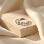 Lundholm Lumi zilverkleurige zirkonia ring op een stenen blok – Scandinavisch design