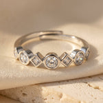 Lundholm Lumi minimalistische zilverkleurige ring met zirkonia op natuursteen