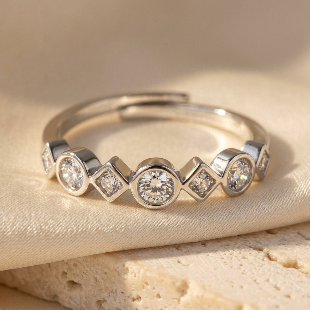 Lundholm Lumi minimalistische zilverkleurige ring met zirkonia op natuursteen