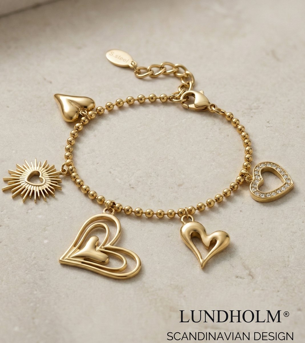 Lundholm luxe schakelarmband My Love met hartjes bedels in goudkleurig op lichte ondergrond, lifestyle