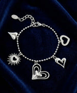 Lundholm luxe schakelarmband My Love met hartjes bedels in zilverkleurig op donkerblauw fluweel, productfoto