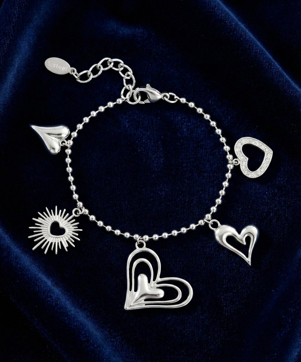 Lundholm luxe schakelarmband My Love met hartjes bedels in zilverkleurig op donkerblauw fluweel, productfoto
