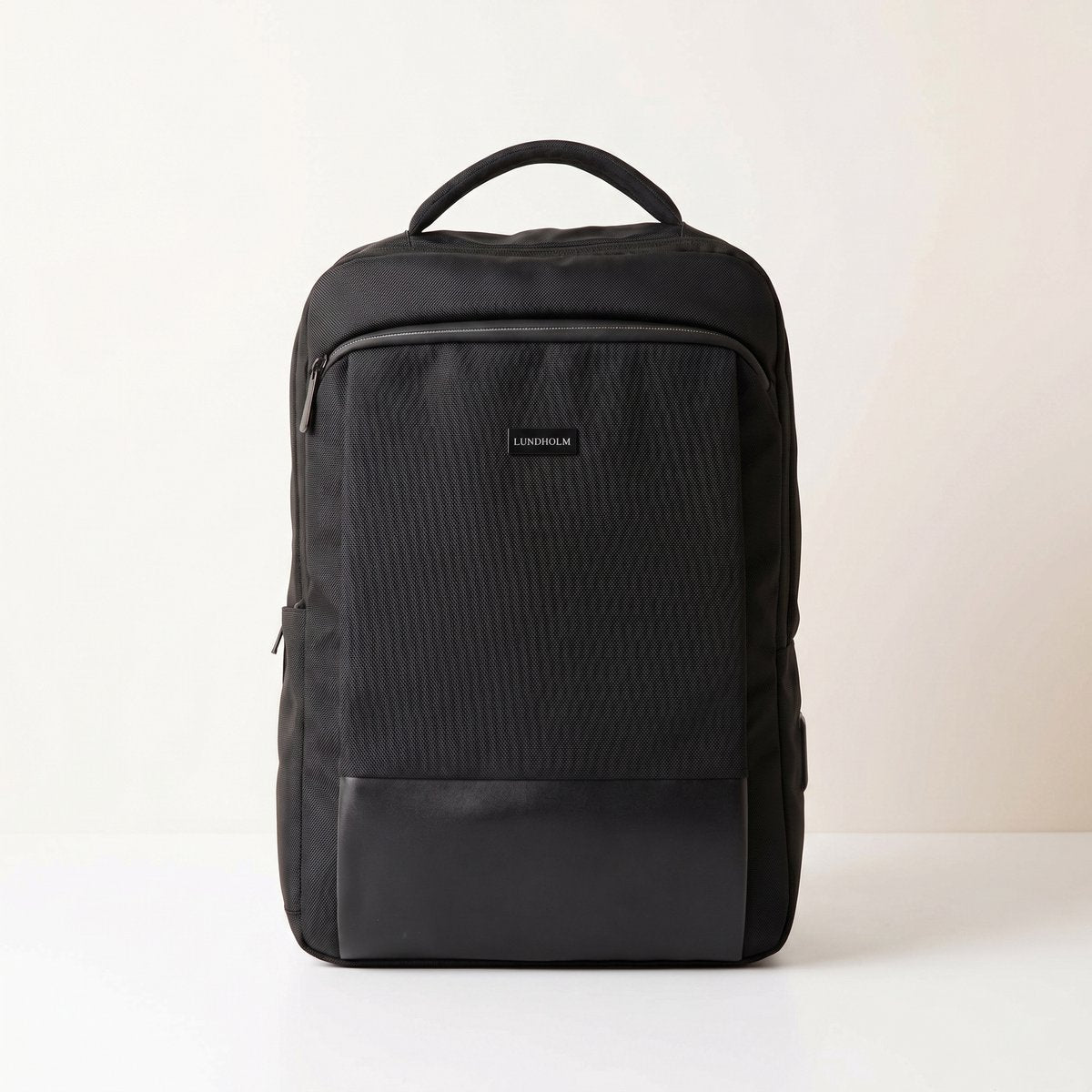 Lundholm zwarte heren rugzak met USB poort 15.6 inch laptopvak — werktas studie