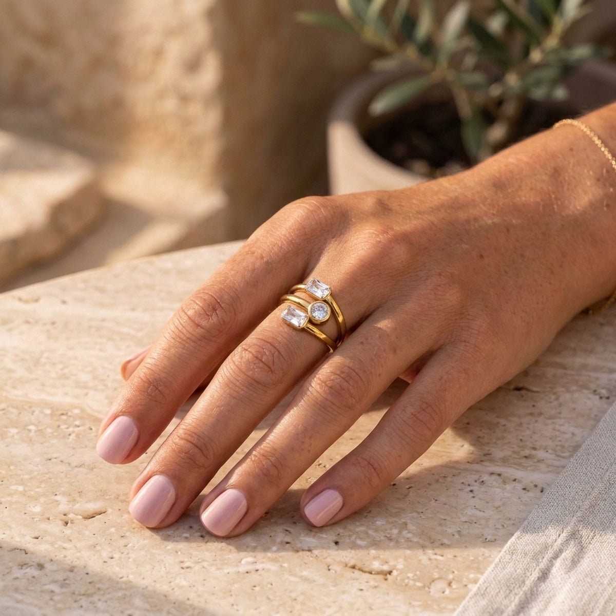 Lundholm Lyra gouden wikkelring met zirkonia gedragen aan de hand – statement ring