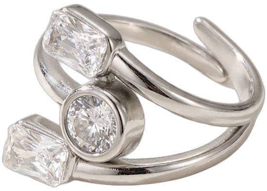 Close-up van de Lundholm Lyra zilverkleurige wikkelring met twee rechthoekige en één ronde zirkonia