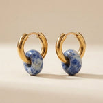 Lundholm Mabel oorbellen goud met blauwe natuursteen hanger – blauw-wit gemêleerd