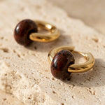 Lundholm Mabel oorringen met mahonie obsidiaan steen, goudkleurig stainless steel