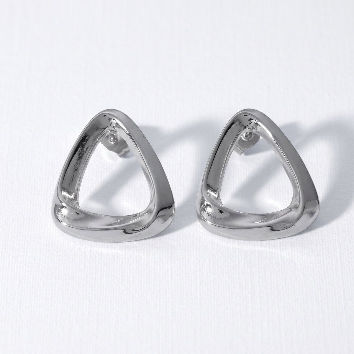 Lundholm Macey driehoek oorbellen zilver — open geometrisch design premium stainless steel dames