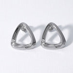 Lundholm Macey oorbellen zilver driehoek vorm — premium stainless steel oorknopjes flat-lay damessieraad