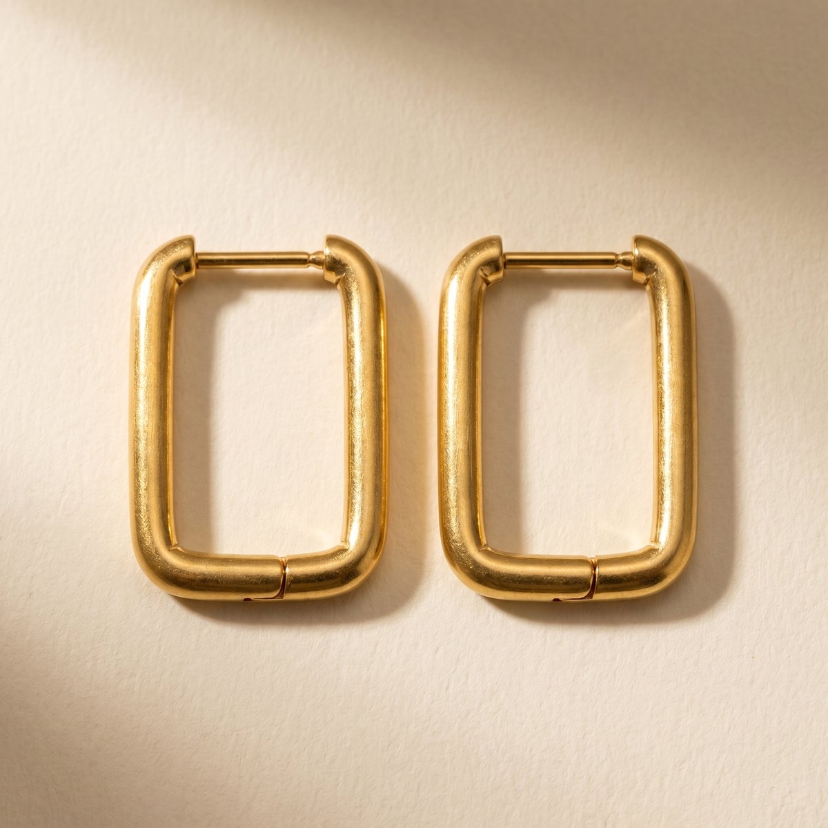 Lundholm Madison oorbellen dames goudkleurig – rechthoekige oorringen 2 cm, gold PVD stainless steel